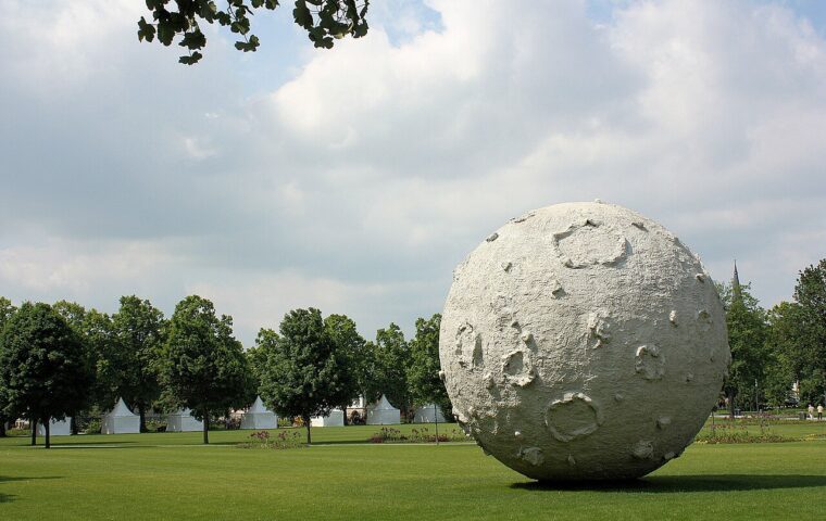Park Herrenbreite in Aschersleben mit Mondglobus