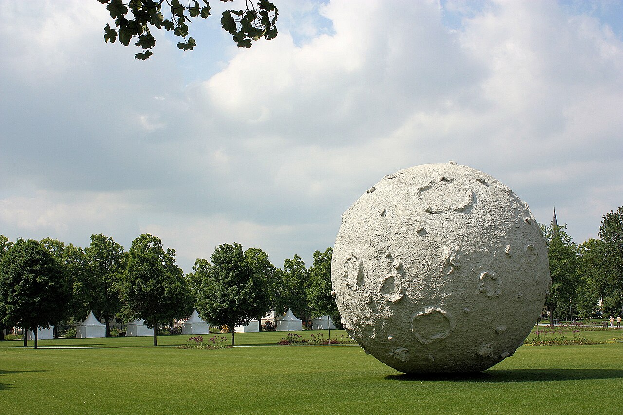 Park Herrenbreite in Aschersleben mit Mondglobus