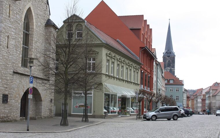 Marktplatz in Aschersleben mit historischen Gebäuden