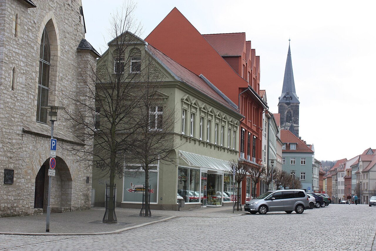 Marktplatz in Aschersleben mit historischen Gebäuden